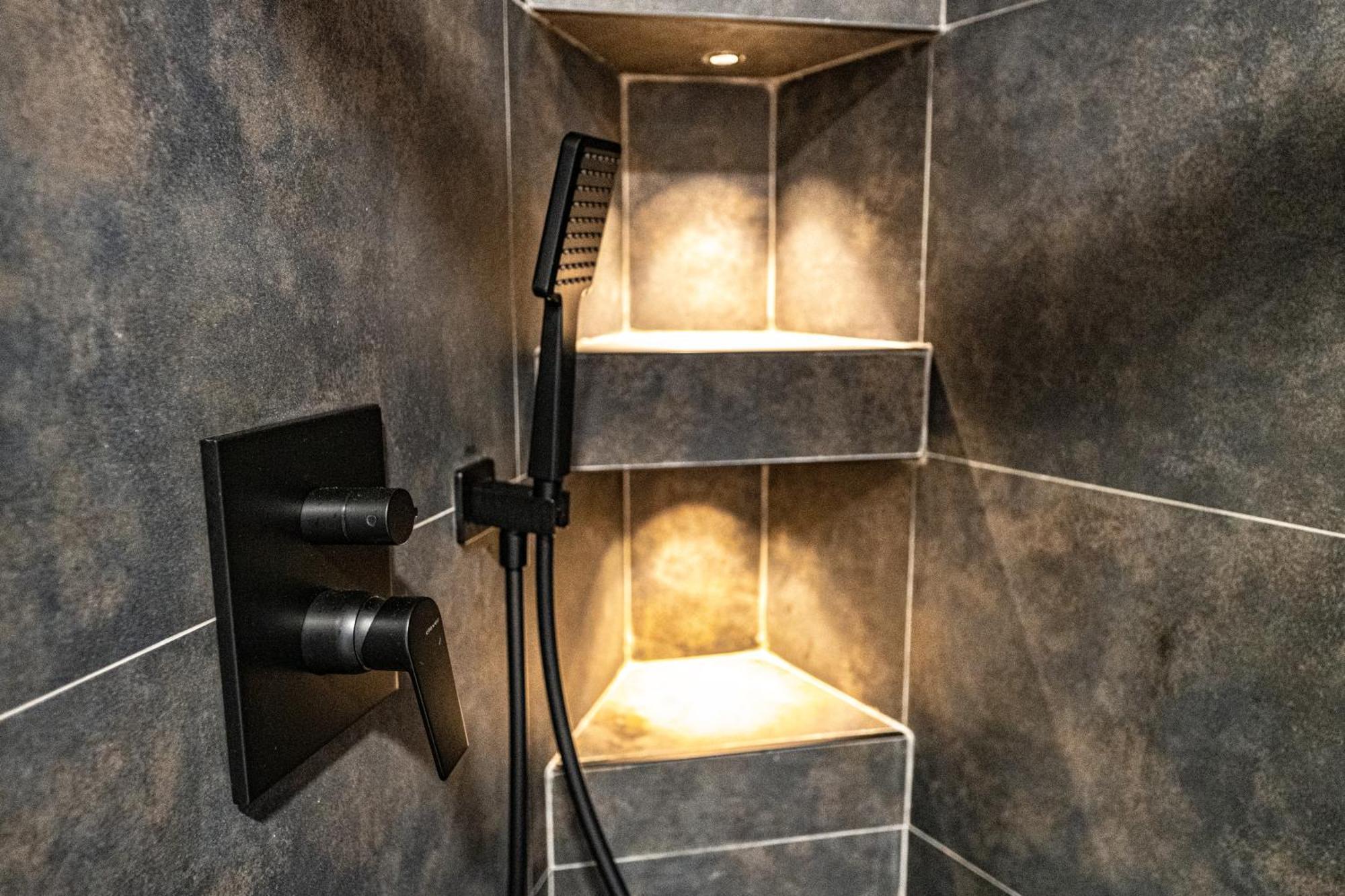 Luxury Refurnished With Private Parking Close To Slopes *