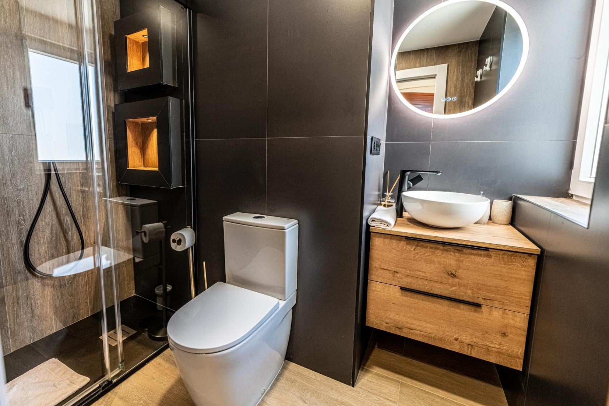 Luxury Refurnished With Private Parking Close To Slopes Apartment
