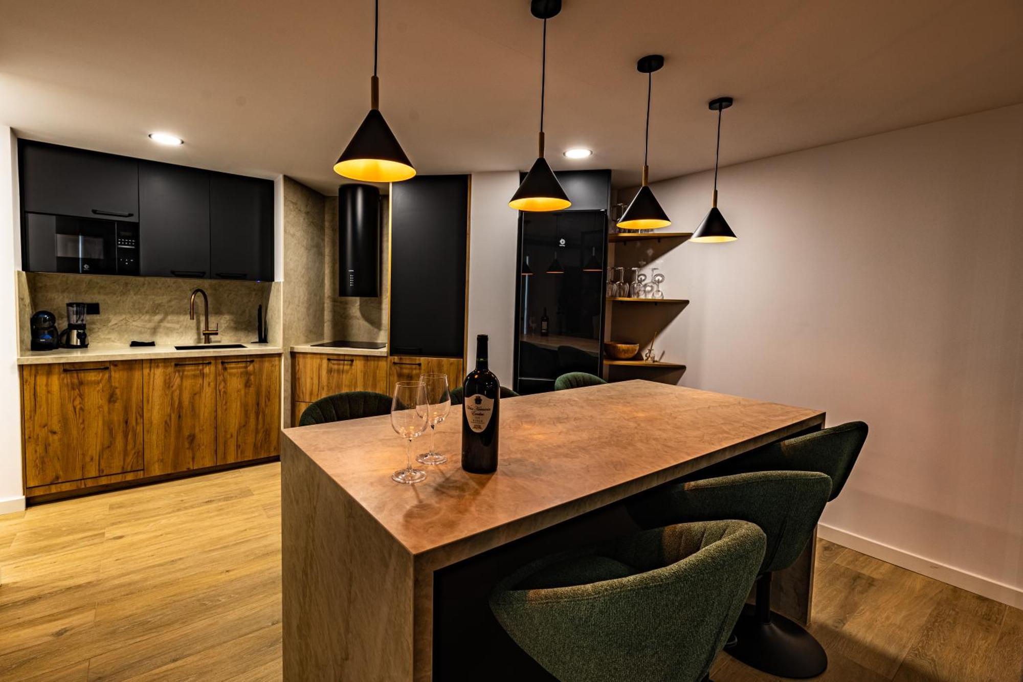 Luxury Refurnished With Private Parking Close To Slopes Apartment *