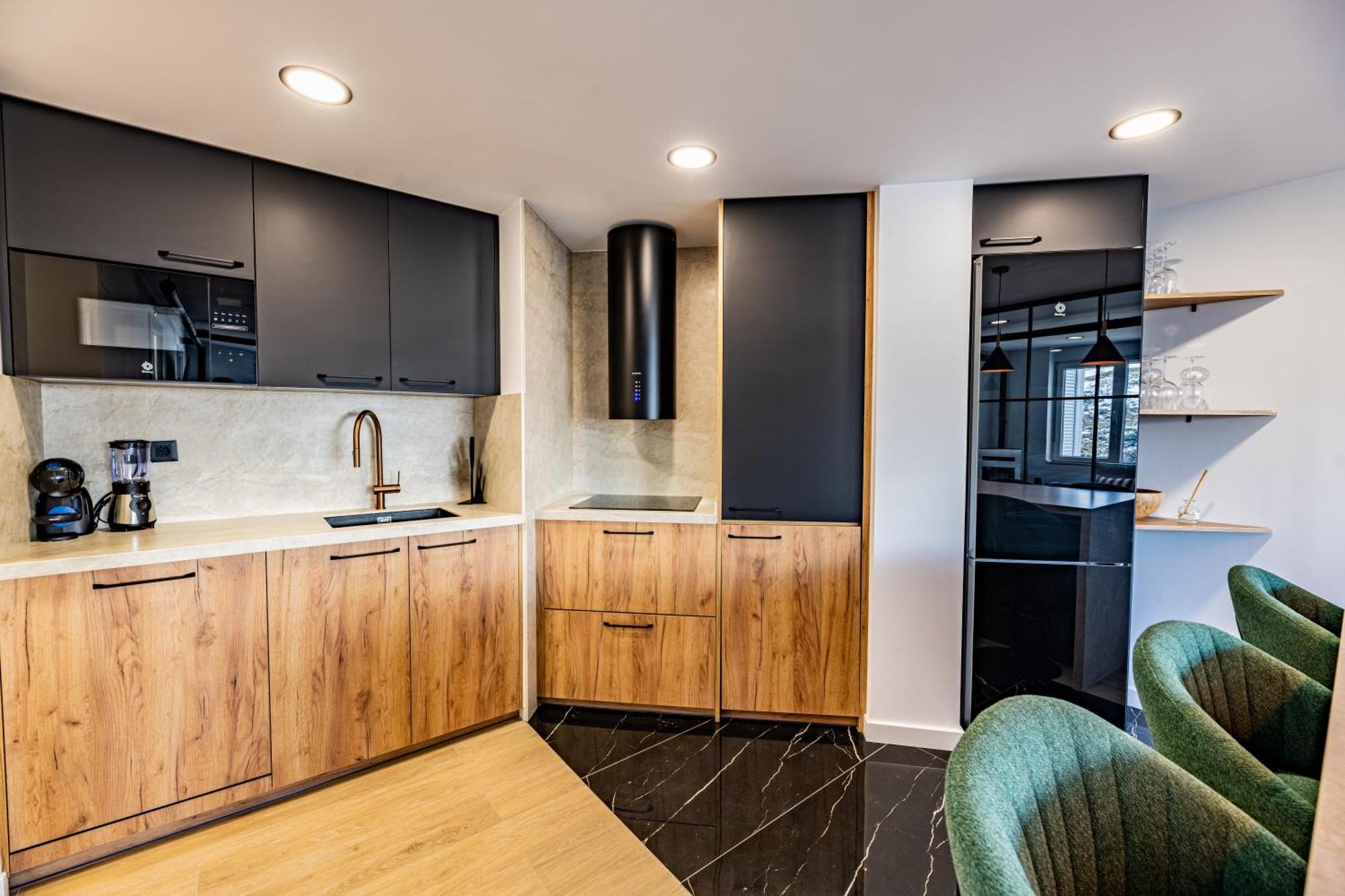 Luxury Refurnished With Private Parking Close To Slopes *