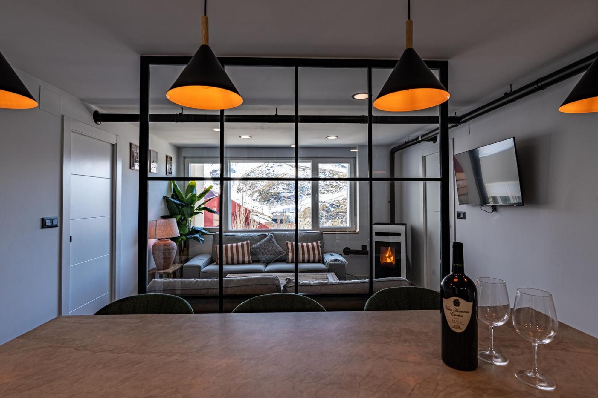 Luxury Refurnished With Private Parking Close To Slopes Apartment