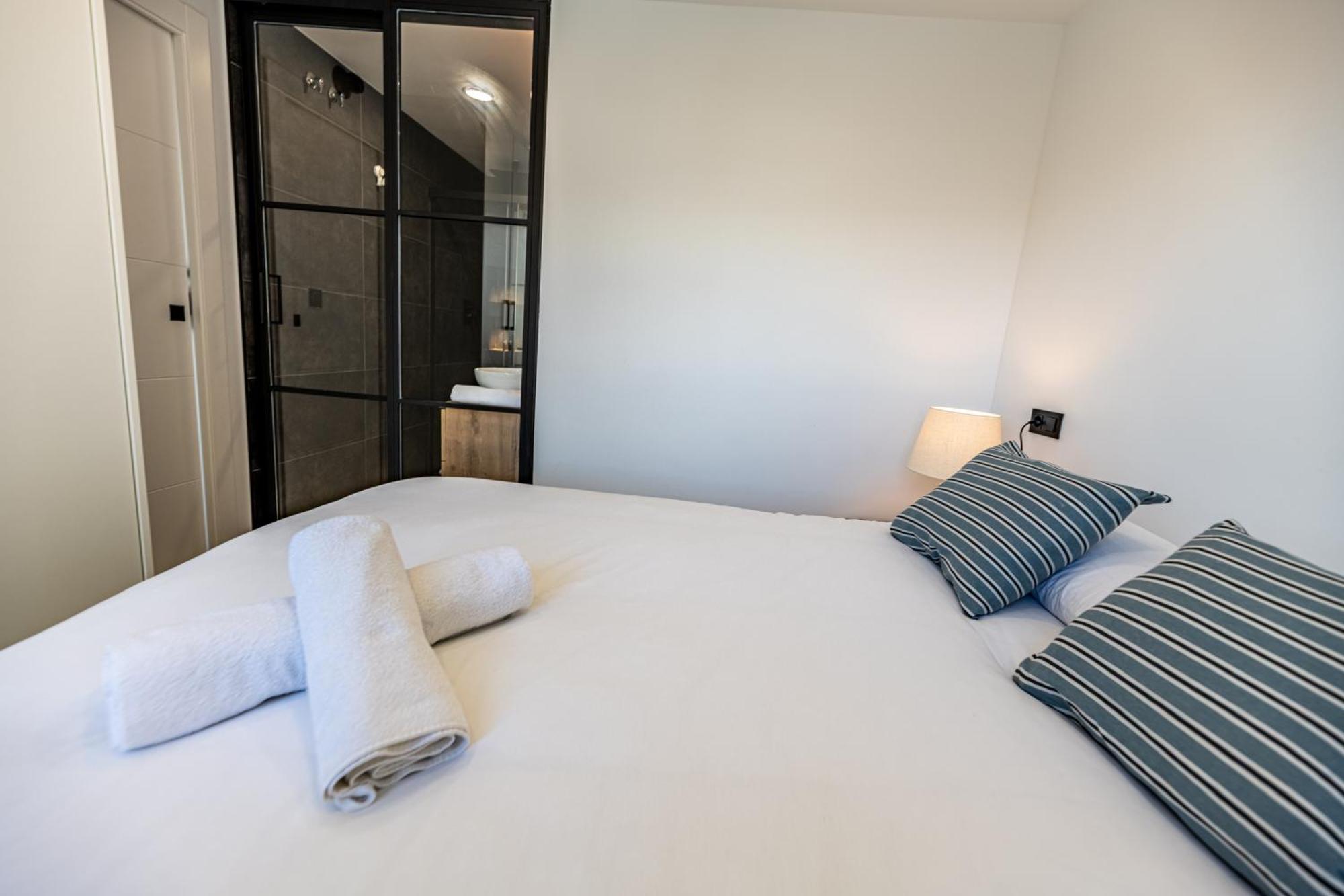 Luxury Refurnished With Private Parking Close To Slopes
